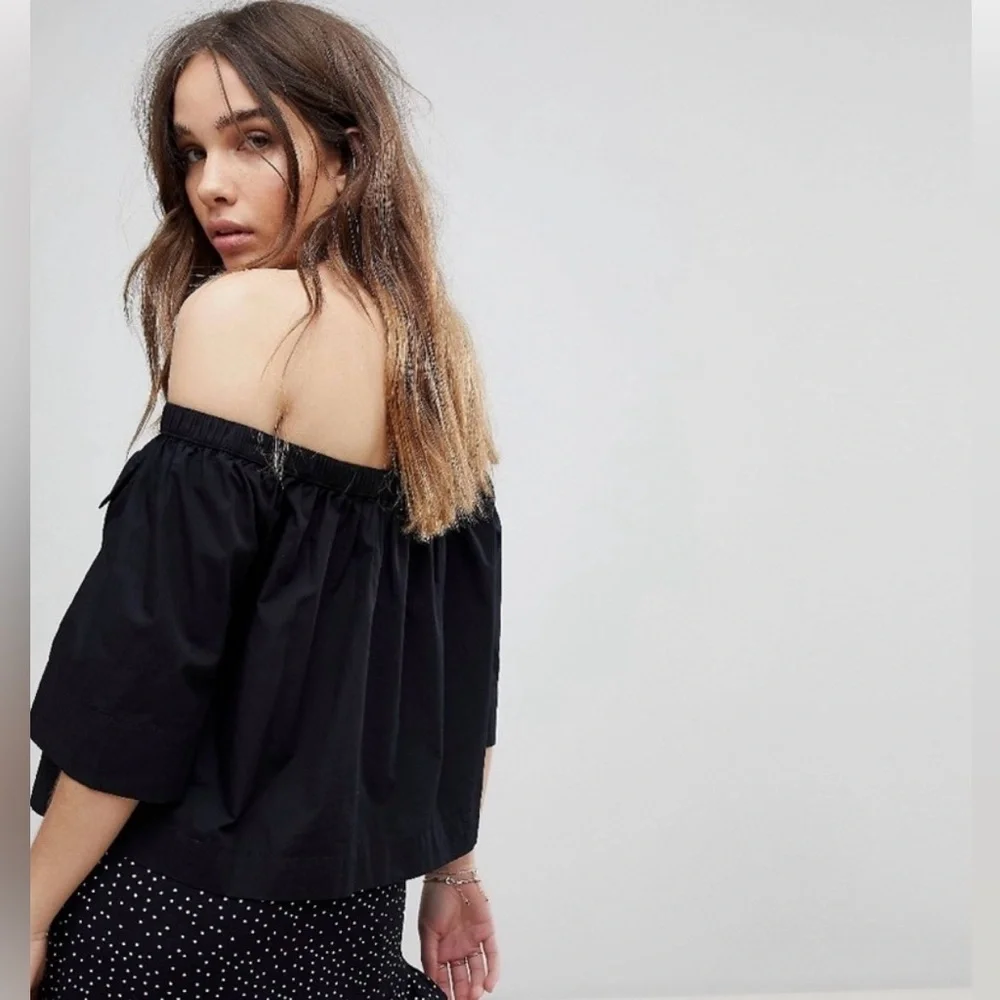Free People Head Over Heels Off The Shoulder Top. NWT. $R78. Size Med Black
